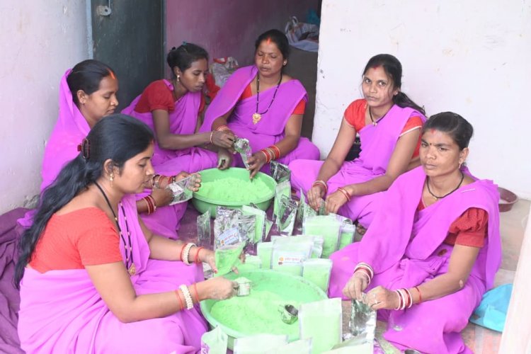  इस बार प्राकृतिक रंगों से रंगीन होगी होली : स्व सहायता समूह की महिलाएं कर रही है प्राकृतिक गुलाल का निर्माण