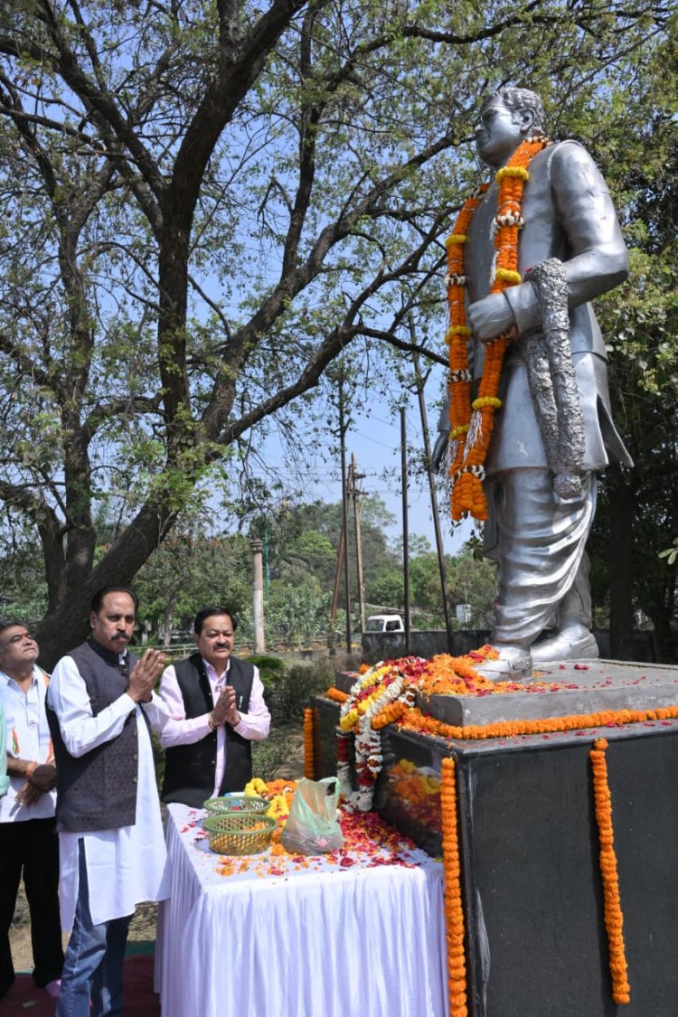 पूर्व मुख्यमंत्री जननायक पण्डित श्यामा चरण शुक्ल को जयन्ती पर नगर निगम संस्कृति विभागगणमान्यजनों सामाजिक कार्यकर्त्ताओं ने किया सादर नमन