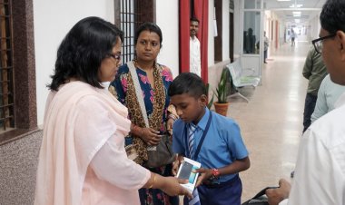 कलेक्टर के हाथों दिव्यांग बालक आशीष कोर्राम को मिला स्मार्ट फोन