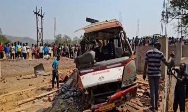 Big Accident : छत्तीसगढ़ में रफ्तार का कहर: यात्री बस पलटी, 6 लोगों की मौत