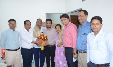 *यूपीएससी सलेक्टेड रौनक के निवास पहुंचे जिले के तीनों आईएएस*
