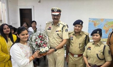 वैभवी के वैभव को सम्मानित करने अपनी टीम के साथ पहुंचे पुलिस कमिश्नर रायपुर