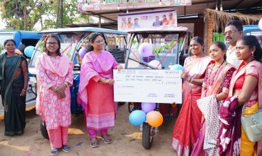 लखपति दीदी पहल के अंतर्गत 04 महिलाओं को ई-रिक्शा वितरित