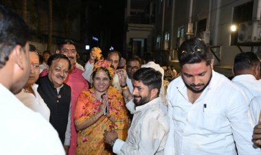 महापौर मीनल ने नगर निगम परिवार के होली मिलन में पार्षदों, अधिकारियों, कर्मचारियों संग जमकर खेली फूलों की होली