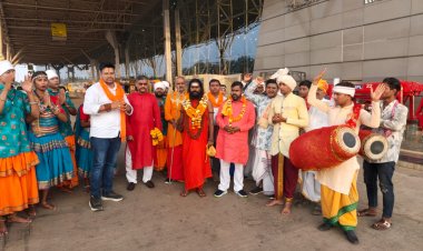 रायपुर एयरपोर्ट पर स्वामी ब्रह्मचारी रक्तांबर जी महाराज का भव्य स्वागत, 19 से 27 मार्च तक गुढ़ियारी मैदान में करेंगे आध्यात्मिक साधना