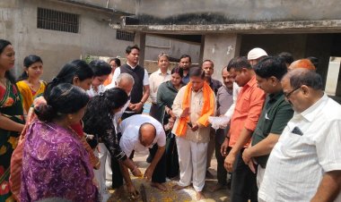 विधायक  पुरंदर मिश्रा ने वार्ड 48 पार्षद महेश ध्रुव और वार्डवासियों सहित वार्ड 48 में लगभग 33 लाख की लागत से चार भिन्न स्थानों पर नवीन विकास कार्य करवाने भूमिपूजन कर दी शानदार सौगात