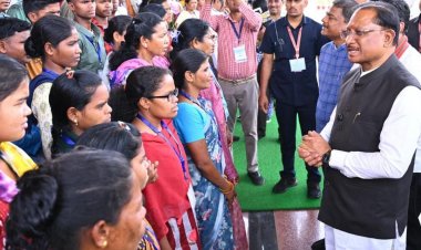 मुख्यधारा की ओर लौटता विश्वास : 140 आत्मसमर्पित नक्सलियों ने मुख्यमंत्री विष्णु देव साय से की मुलाकात