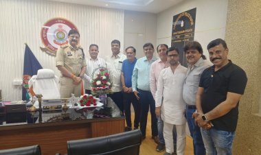 चेम्बर अध्यक्ष सतीश थौरानी के नेतृत्व में प्रतिनिधिमंडल ने रायपुर कमिश्नर डॉ. संजीव शुक्ला से की मुलाकात, व्यापारियों को ट्रांसपोर्ट पर प्रतिबंध से आ रही परेशानियों पर हुई विस्तृत चर्चा