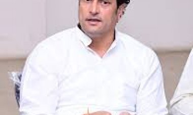 देश के स्वतंत्रता संग्राम सेनानियों, महापुरूषों से लेकर भूतपूर्व प्रधानमंत्रियों के नाम से नामांकित योजनाएँ एवं स्मारकों के नामों को बदला जा रहा है