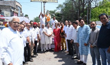 रायपुर नगर निगम के पूर्व पार्षद रमेश आहूजा ने शहीद हेमूकालाणी मूर्ति स्थल सौंदर्याकरण हेतु अपनी ओर से 11 हजार रू. का स्वेच्छानुदान देने की घोषणा की