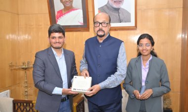 राज्यपाल श्री डेका से यूनीसेफ के इमेजिन वेंचर के प्रथम भारतीय पुरस्कार विजेता ने की सौजन्य भेंट