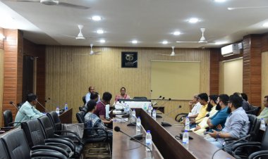 कलेक्टर ने धान उठाव में तेजी लाने को लेकर ली बैठक