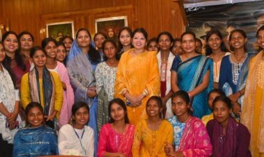 मंत्री श्रीमती लक्ष्मी राजवाड़े ने 600 छात्राओं को दिखाई द केरल स्टोरी 2