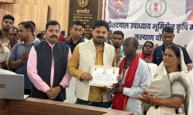 "खेत की माटी में जो अपना खून-पसीना मिलाता है, असली सोना वही उगाता है। आप झुकिए मत, सरकार आपके साथ कंधे से कंधा मिलाकर खड़ी है”- अनुज