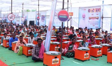 ग्रामोद्योग विकास योजना अंतर्गत 580 हितग्राहियों को बांटे गए टूलकिट गोविंदपुर के खेल मैदान में जुटे प्रदेशभर के हितग्राही