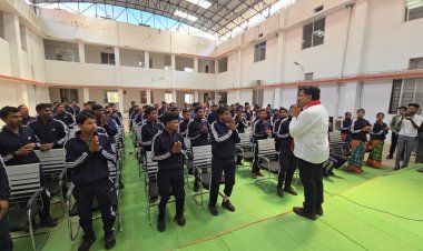 उपमुख्यमंत्री  विजय शर्मा ने पुनर्वास केंद्र दंतेवाड़ा में युवाओं से की मुलाकात