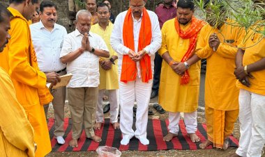 रायपुर ग्रामीण विधायक मोतीलाल साहू ने नगर निगम जोन 10 वार्ड 55 में गायत्री मन्दिर के समीप सामुदायिक भवन के जीर्णोद्धार हेतु वार्ड पार्षद विनय प्रताप सिंह ध्रुव,भक्तजनों, साधकगणों, गणमान्यजनों, आमजनों सहित किया भूमिपूजन