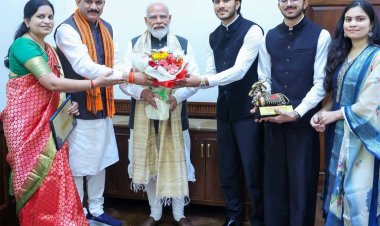 डॉक्टर बिटिया की शादी का न्यौता देने सपरिवार पीएम मोदी के पास पहुंचे स्वास्थ्य मंत्री श्यामबिहारी जायसवाल, प्रधानमंत्री ने दिया स्नेहिल आशीर्वाद