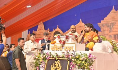 उद्योग मंत्री  लखन लाल देवांगन और भाजपा प्रदेश अध्यक्ष  किरण सिंह देव सपरिवार पहुँचे हनुमंत कथा, पूज्य महराज  धीरेंद्र कृष्ण शास्त्री जी (बागेश्वर धाम सरकार) का लिया आशीर्वाद 