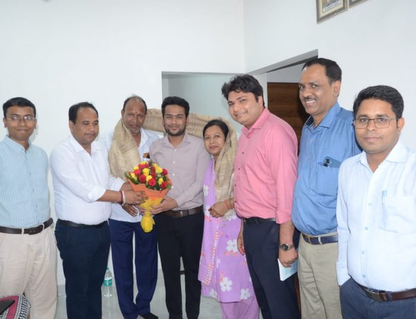 *यूपीएससी सलेक्टेड रौनक के निवास पहुंचे जिले के तीनों आईएएस*