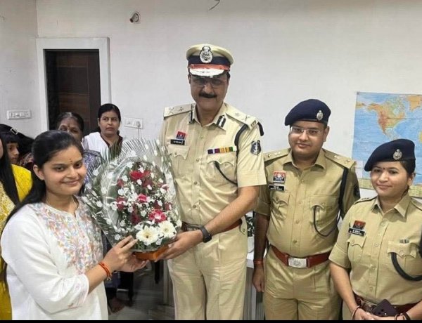 वैभवी के वैभव को सम्मानित करने अपनी टीम के साथ पहुंचे पुलिस कमिश्नर रायपुर