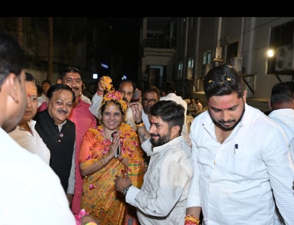 महापौर मीनल ने नगर निगम परिवार के होली मिलन में पार्षदों, अधिकारियों, कर्मचारियों संग जमकर खेली फूलों की होली