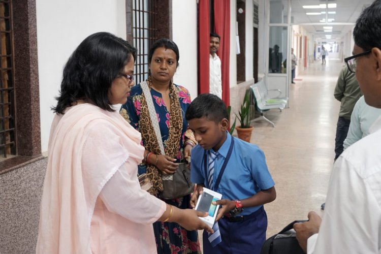 कलेक्टर के हाथों दिव्यांग बालक आशीष कोर्राम को मिला स्मार्ट फोन