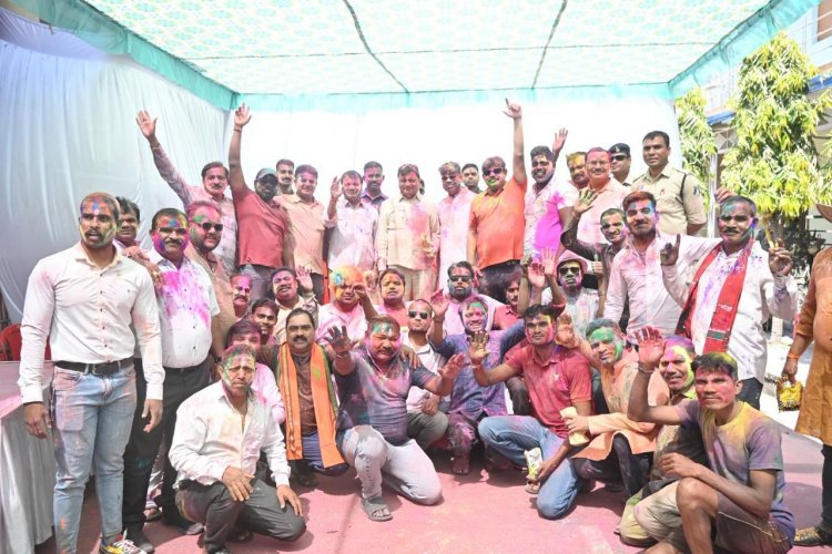 कार्यकर्ताओं और नगरवासियों के साथ होली के रंग में रंगे कैबिनेट मंत्री  लखन लाल देवांगन