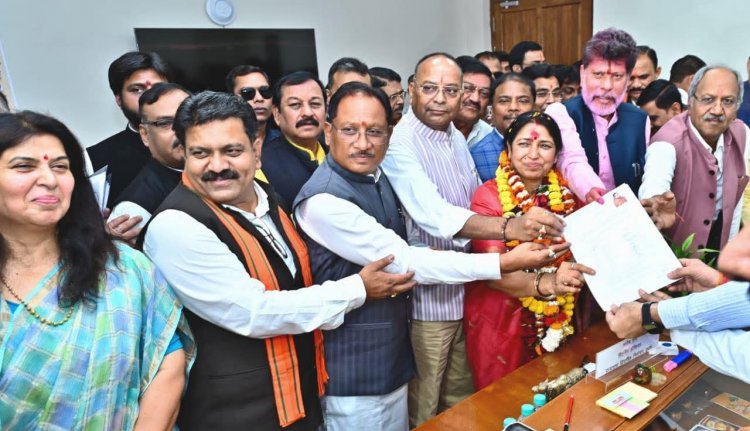 बीजेपी से उम्मीदवार लक्ष्मी वर्मा ने छग विधानसभा में राज्यसभा चुनाव के लिए नामांकन दाखिल की।