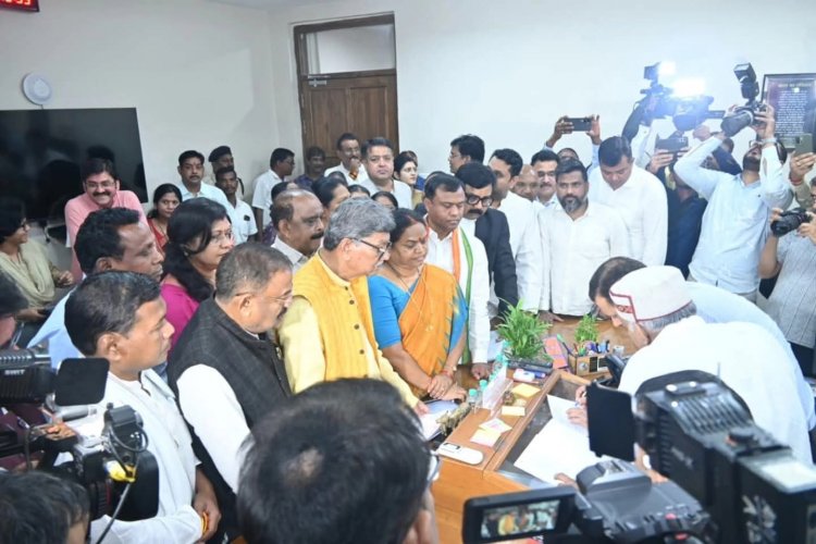 राज्यसभा के लिए पुनः चयनित होने पर फूलो देवी नेताम  ने, छग विधानसभा में आज अपना नामांकन दाखिल किया।