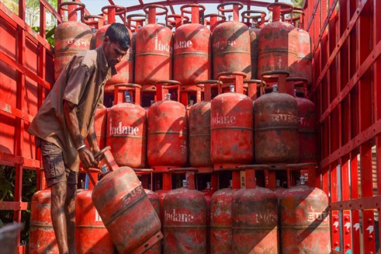 LPG Price Hike: इजरायल-ईरान जंग के बीच भारत में महंगी हुई रसोई गैस... इतने रुपए बढ़ गए दाम, जानें नई कीमत..!!