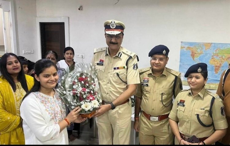 वैभवी के वैभव को सम्मानित करने अपनी टीम के साथ पहुंचे पुलिस कमिश्नर रायपुर