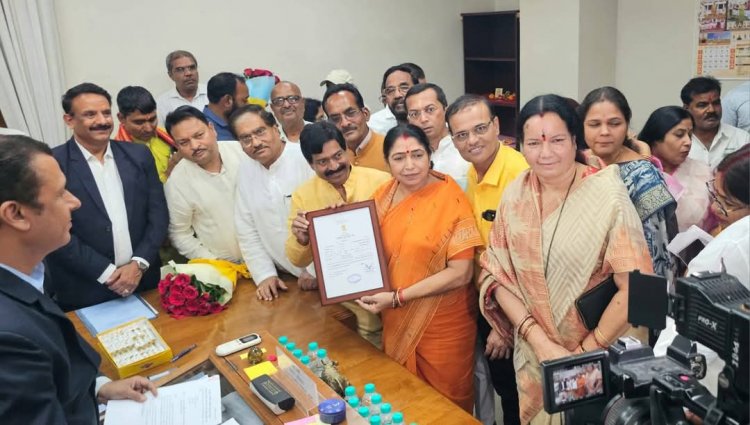 रिटर्निंग ऑफिसर मनीष शर्मा ने लक्ष्मी वर्मा को दिया प्रमाण पत्र