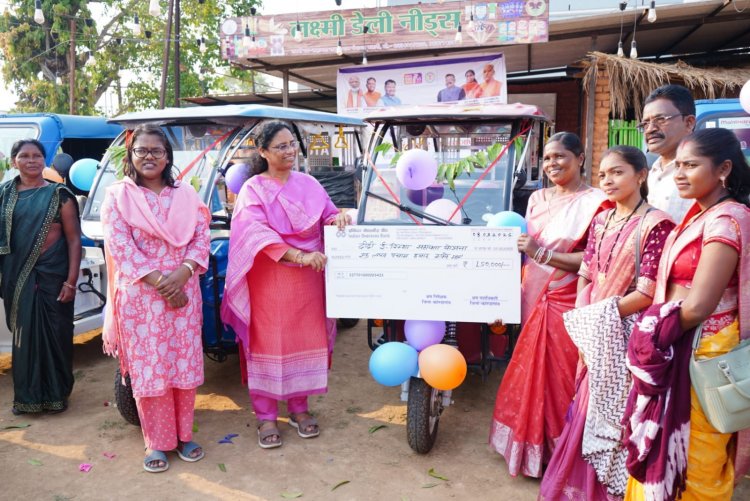 लखपति दीदी पहल के अंतर्गत 04 महिलाओं को ई-रिक्शा वितरित