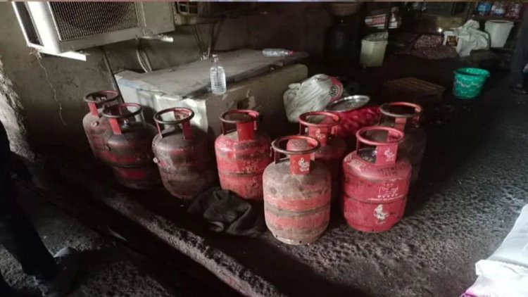 रसोई गैस की कालाबाजारी : राजधानी के आउटर के होटल रेस्टोरेंट में छापा, 350 से अधिक गैस सिलेंडर जब्त