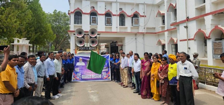 बस्तर हेरीटेज मैराथन प्रचार-प्रसार वाहन को हरी झंडी दिखाकर एसपी ने किया रवाना