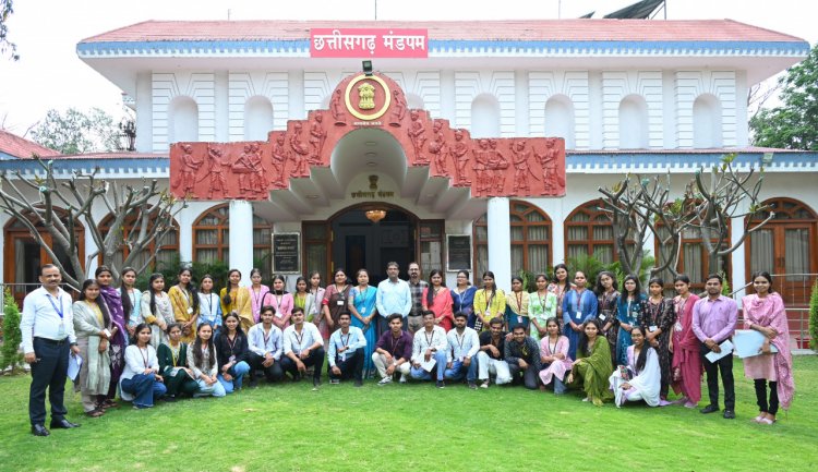  पहली बार महाविद्यालय के विद्यार्थियों ने किया लोकभवन का भ्रमण