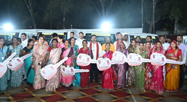 कबीरधाम में ‘दीदियों’ ने संभाली स्टीयरिंग, उपमुख्यमंत्री श्री शर्मा बने पैसेंजर