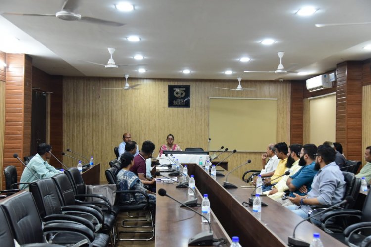 कलेक्टर ने धान उठाव में तेजी लाने को लेकर ली बैठक