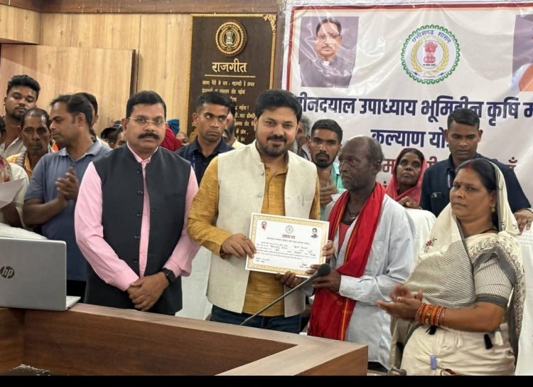 "खेत की माटी में जो अपना खून-पसीना मिलाता है, असली सोना वही उगाता है। आप झुकिए मत, सरकार आपके साथ कंधे से कंधा मिलाकर खड़ी है”- अनुज