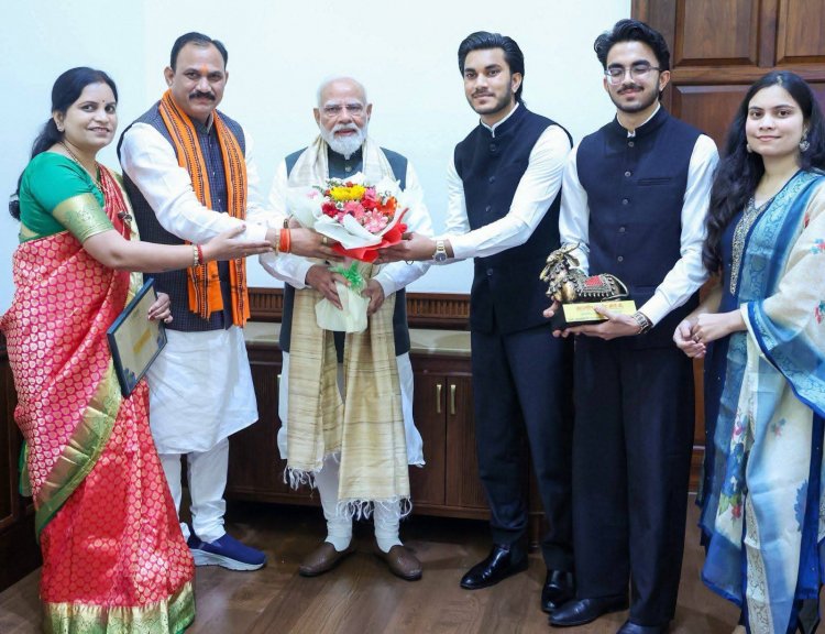 डॉक्टर बिटिया की शादी का न्यौता देने सपरिवार पीएम मोदी के पास पहुंचे स्वास्थ्य मंत्री श्यामबिहारी जायसवाल, प्रधानमंत्री ने दिया स्नेहिल आशीर्वाद