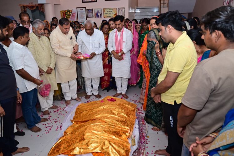 धरमलाल कौशिक के बड़े  भाई के अंतिम दर्शन में शामिल हुए केंद्रीय राज्य मंत्री तोखन साहू सहित विधायक,  कई नेता एवं कार्यकर्तागण