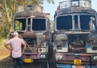 गांव के बीच खड़ी दो ट्रकों में लगाई आग, पुलिस जांच में जुटी