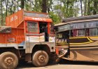 बस-ट्रक के आमने-सामने की भिड़ंत में 17 यात्री घायल, 3 गंभीर