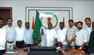 मंत्री श्री नेताम ने बलरामपुर जिले के लिए वर्चुअल रूप से 9 नई एम्बुलेंस को दिखाई हरी झंडी