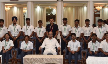 धमतरी के विद्यार्थियों ने किया लोकभवन का भ्रमण : राज्यपाल से की आत्मीय मुलाकात