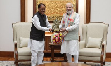 बस्तर 2.0 की शुरुआत : मुख्यमंत्री साय ने पीएम मोदी को दिया आमंत्रण, विकास का ब्लूप्रिंट सौंपा