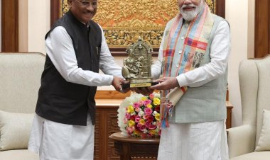 प्रभु श्रीराम के आदर्शों से प्रेरित छत्तीसगढ़ : मुख्यमंत्री श्री साय ने प्रधानमंत्री  नरेंद्र मोदी को बेल मेटल निर्मित ‘माता कौशल्या के राम’ कलाकृति की भेंट