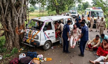 भीषण सड़क हादसा: बारातियों से भरी इको वैन पेड़ से टकराई, मची चीख पुकार