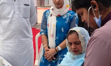 बैसाखी पूर्व आयोजित चिकित्सा शिविर में रक्तदान करने वालों को मिला प्रमाणपत्र व उपहार